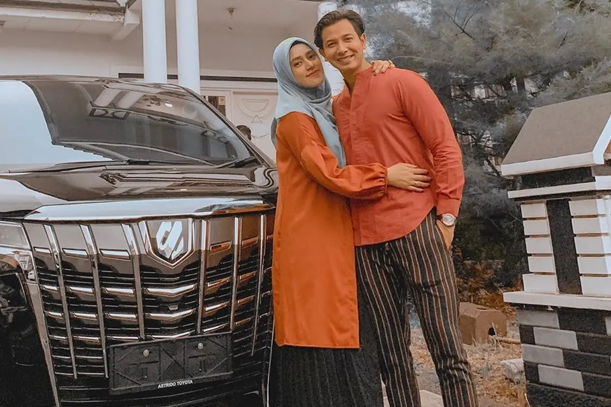 Momen Seru Sonny Septian Bungkus Hadiah Mobil Mewah Pakai Koran