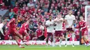 Pemain Liverpool, Dominik Szoboszlai, melepaskan tendangan bebas ke gawang Arsenal pada laga pekan ketiga Premier League 2025/2026 di Stadion Anfield, Minggu (31/8/2025). (AP Photo/Jon Super)