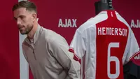 Eks bintang Liverpool, Jordan Henderson baru saja merapat ke Ajax Amsterdam setelah meninggalkan klub Arab Saudi Al Ettifaq pada bursa transfer pemain musim dingin 2023/2024. Resmi diperkenalkan pada Kamis (18/1/2024) waktu setempat, Jordan Henderson dipastikan akan menggunakan nomor punggung 6 yang terbilang keramat karena pernah digunakan beberapa legenda Ajax Amsterdam, seperti Ronald Koeman, Marco van Basten hingga Dennis Bergkamp. Sebelum Jordan Henderson, ini dia daftar 5 pemain terakhir Ajax yang menggunakan nomor punggung 6. (AP Photo/Peter Dejong)