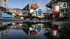 Odong-odong melintas di Jalan Inspeksi Ciliwung, Jatinegara, Jakarta Timur, Senin (27/9/2021). Odong-odong kini menjadi moda transportasi baru untuk mengantarkan warga dalam beraktivitas juga wahana hiburan bagi anak-anak di Kampung Pulo. (merdeka.com/Iqbal S. Nugroho)