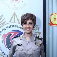 "Pasti menyesuaikan, karena untuk jadi polisi tidak semudah yang kita pikir. Saya sangat menghargai baju ini (seragam polisi), Karena itu saya ngomongnya juga gak sembarangan," ujar Jupe. (Nurwahyunan/Bintang.com)