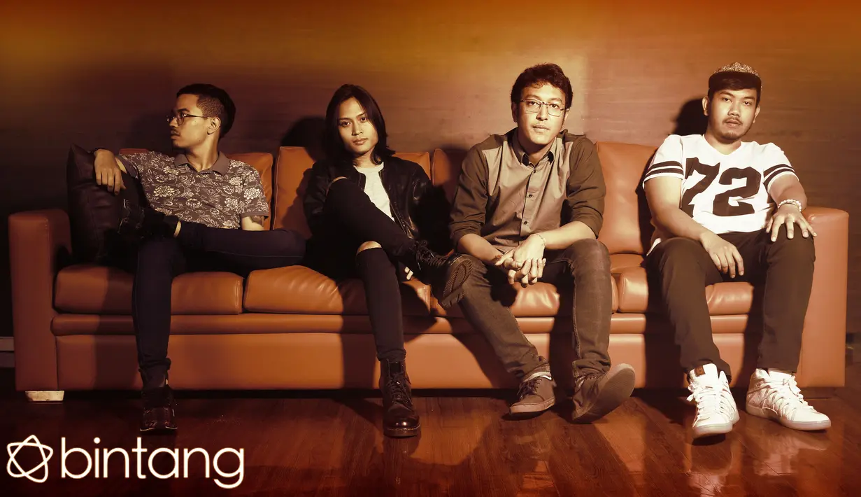 Saat wawancara eksklusif dengan tim Bintang.com, Dimas Anggara Cs mengakui di setiap single yang telah mereka rilis, memiliki perbedaan dari segi tema dan nuansa yang mereka ciptakan. (Andy Masela/Bintang.com)