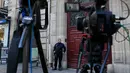 Petugas berjaga di Hotel Rue Tronchet pasca Kim Kardashian dirampok, Paris, Senin (3/10). Perampok mengambil 2 ponsel dan sejumlah perhiasan senilai sekitar 10 juta dollar AS (Rp 129 miliar). (REUTERS/ Gonzalo Fuentes)