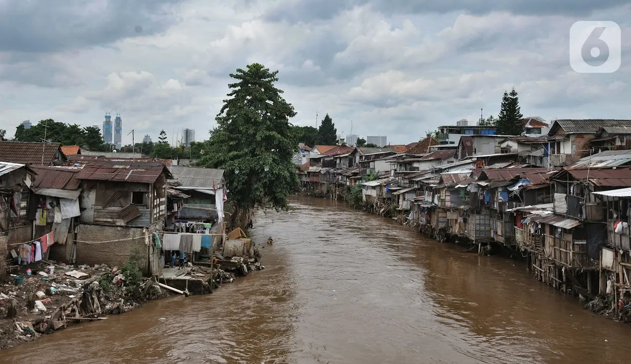Deretan permukiman warga di bantaran Kali Ciliwung, Manggarai, Jakarta, Rabu (19/2/2020). Penggantian istilah normalisasi menjadi naturalisasi sungai oleh Gubernur DKI Jakarta Anies Baswedan diklaim lebih baik dan tidak merusak ekosistem. (merdeka.com/Iqbal Nugroho)