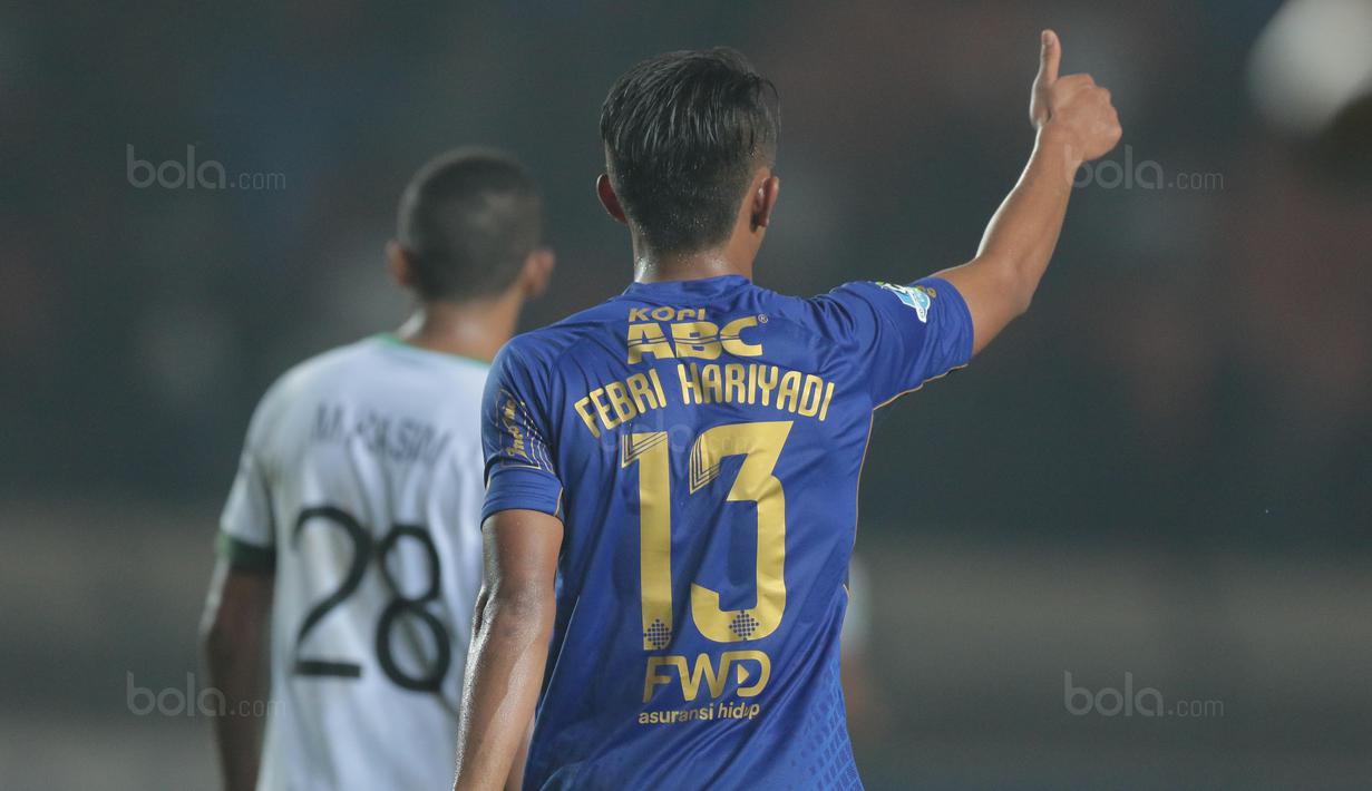 Febri Hariyadi memberikan tiga assist untuk tiga gol Persib Bandung yang dicetak Maitimo dan Essien ke gawang PS TNI pada lanjutan Liga 1 2017 di Stadion Si Jalak Harupat, Sabtu (05/8/2017).  Persib menang 3-1. (Bola.com/Nicklas Hanoatubun)