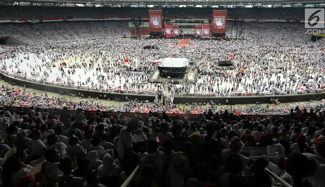 Ribuan pendukung memadati kampanye akbar capres dan cawapres Joko Widodo (Jokowi)-Ma'ruf Amin di Stadion Utama GBK, Senayan, Jakarta, Sabtu (13/15). Kampanye yang diisi dengan konser musik dari ratusan selebritas bertajuk Konser Putih Bersatu. (Liputan6.com/Herman Zakharia)