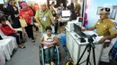 Seorang anak penderita Spina Bifida  bersiap melakukan pemotretan pembuatan kartu identitas anak (KIA) di  Lapangan Skadron 21 Sena Penerbad, Tangerang Selatan, Banten, Senin (25/11/2019). Sekitar 500 anak melakukan pembuatan KIA secara gratis. (merdeka.com/Arie Basuki)