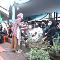 Isi acara di hajatan kampung, Nisa Sabyan bikin heboh warga. (Sumber: YouTube/SABYAN)
