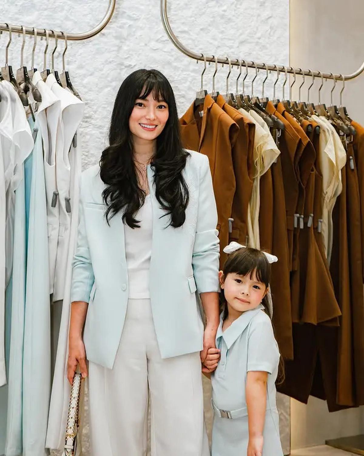 6 Potret Asmirandah Bareng Chloe di Berbagai Acara Launching Produk, Selalu Selaras
