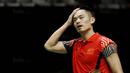 Tunggal putera Cina, Lin Dan, tampak kecewa usai disingkirkan wakil Thailand, Kantaphon Wangcharoen, pada laga Indonesia Masters 2018 di Istora Senayan, Rabu (24/1/2018). Lin Dan takluk 21-15 21-19. (Bola.com/M Iqbal Ichsan)