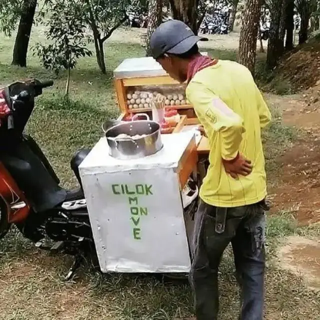8 Tulisan Lucu di Gerobak Cilok Ini Bikin Geleng Kepala