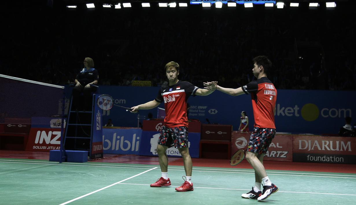 Ganda putra Indonesia, Kevin Sanjaya/Marcus Gideon, merayakan kemenangan atas wakil India, Satwiksairaj Rankireddy/Chirag Shetty, pada Indonesia Open 2019 di Istora, Jakarta, Kamis (17/7). Kevin/Marcus menang 21-15, 21-14. (Bola.com/Yoppy Renato)