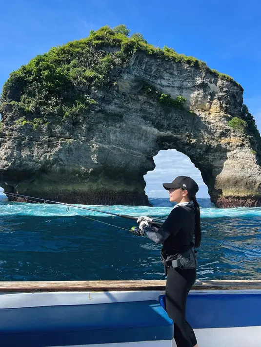 Gaya Prilly ketika memancing pun mendapatkan perhatian netizen. Ia masih saja terlihat cantik  (Instagram/prillylatuconsina96)
