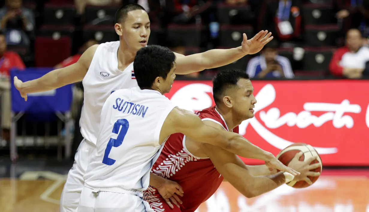 Pebasket Indonesia, Kaleb Ramot, saat melawan Thailand pada SEA Games 2019 di Mall Of Asia Arena, Manila, Filipina, Rabu (4/12). Indonesia kalah 76-98 dari Thailand. (Bola.com/M Iqbal Ichsan)