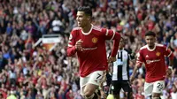 Ekspresi kegembiraan bintang Manchester United, Cristiano Ronaldo, setelah menjebol gawang Newcastle United pada lanjutan Liga Inggris di Old Trafford, Sabtu (11/9/2021). (AP Photo/Rui Vieira)