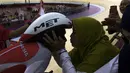 M Fadli pebalap sepeda Indonesia disambut anggota keluarga usai meraih medali emas di nomor 4000 meter Individual Pursuit C4 di Velodrome Rawamangun, Jakarta,  Jumat (11/10/2018). (Bola.com/Peksi Cahyo)