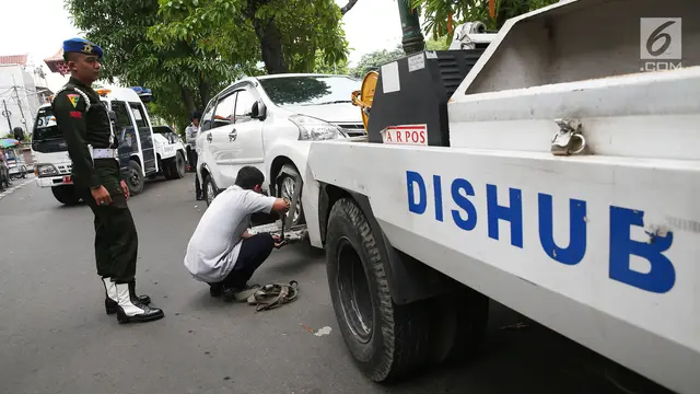 Parkir Liar Penuhi Jalan, Petugas Kembali Derek Mobil di Pasar Baru