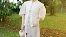 Nagita Slavina terlihat sangat cantik di acara Istana Berkebaya beberapa waktu lalu. Ia mengenakan kebaya putih bersiluet modern dengan detail tumpuk, dipadu mengenakan kain batik bernuansa kebiruan yang serasi sebagai rok. [Foto: Instagram/pecintaladygigi]
