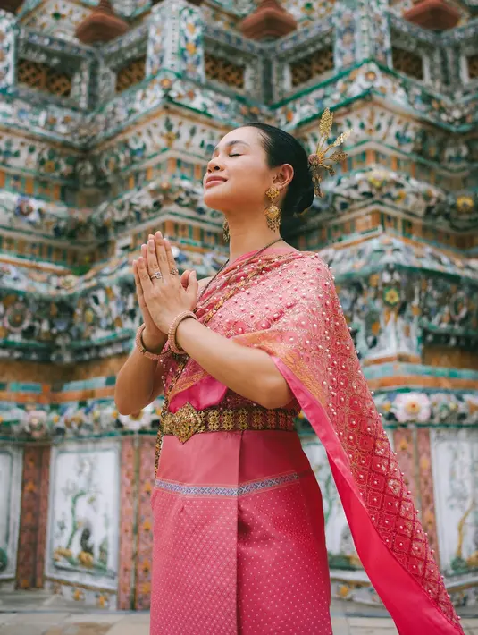 Penampilan Andien dengan busana khas Thailand ini tentu menjadi inspirasi bagi banyak orang, terutama bagi mereka yang ingin mencoba sesuatu yang baru dalam dunia fashion. Dengan caranya yang unik, Andien telah membuktikan bahwa busana tradisional dari negara manapun bisa menjadi pilihan yang tepat untuk tampil gaya dan menawan. (Liputan6.com/IG/@andienaisyah)