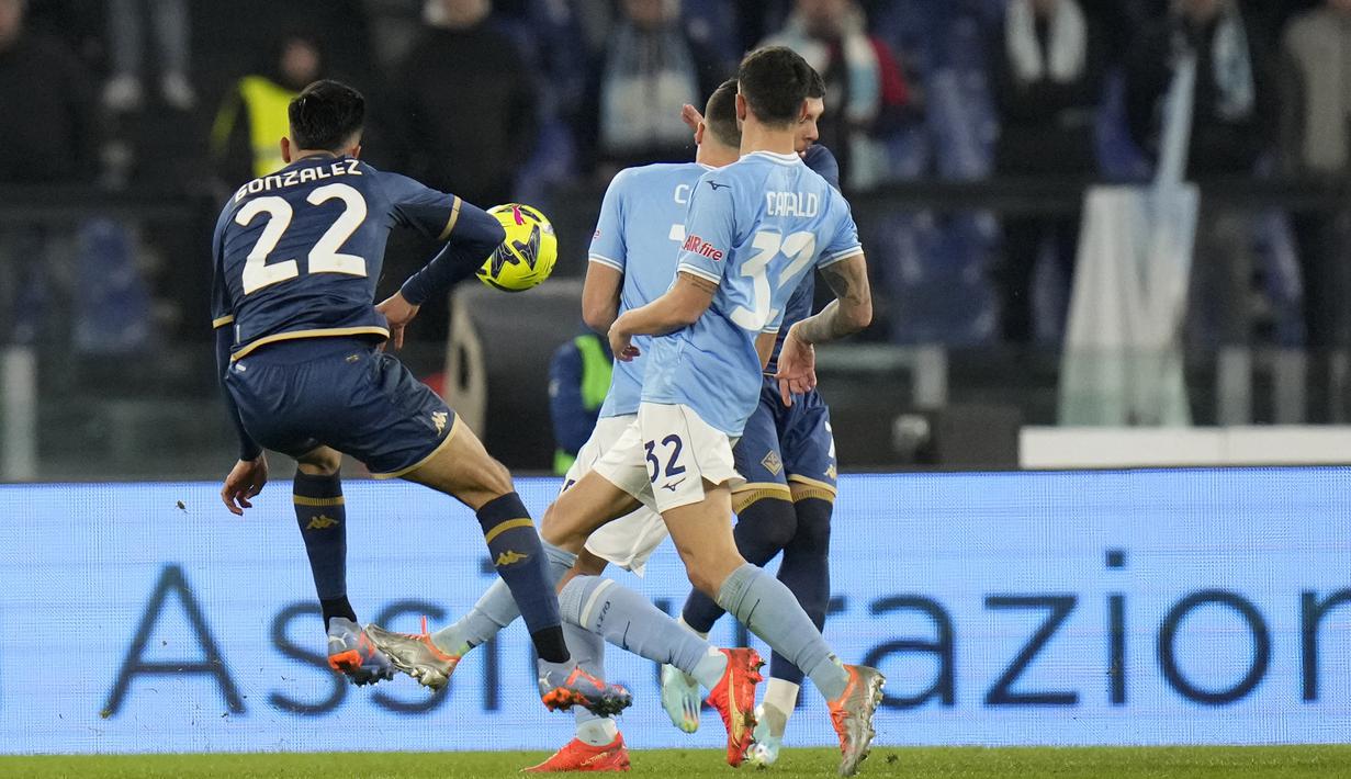 Laga baru berjalan empat menit di babak kedua, Fiorentina mampu menyamakan skor 1-1 lewat gol Nico Gonzalez. Gol dicetak lewat sepakan melengkung dari luar kotak penalti yang tak mampu diantisipasi kiper Lazio, Ivan Provedel. (AP Photo/Alessandra Tarantino)