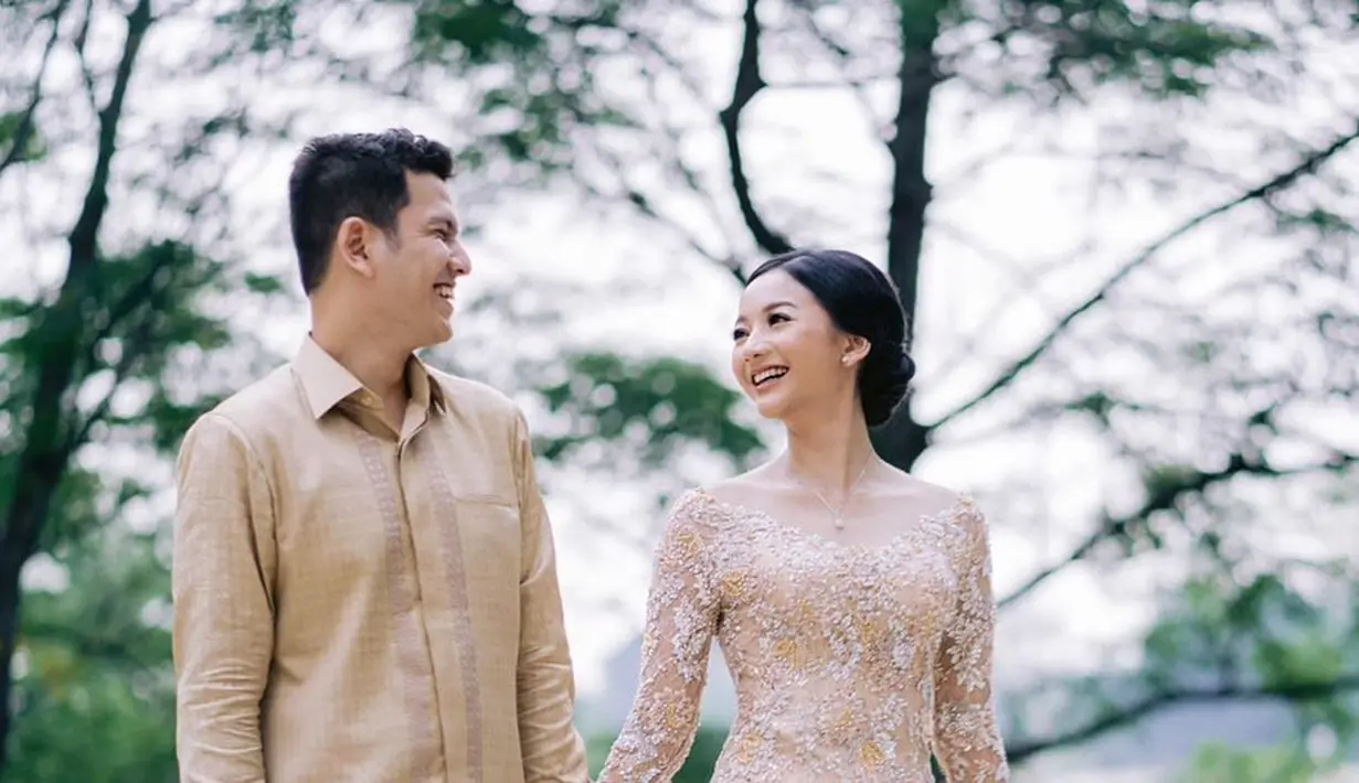 Kala lamaran, Glenca Chysara tampil cantik dengan kebaya kurung warna salmon [@askyfebrianti].