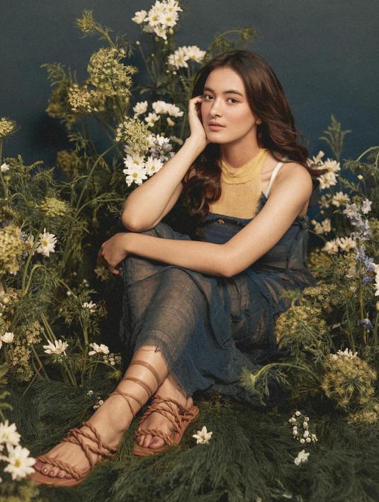 Pesona Mawar Eva saat melakukan sesi photoshoot yang dipercantik dengan beragam jenis bunga. Bunga-bunga yang ada dirangkai langsung oleh seorang florist, sehingga terlihat cantik. (Instagram/@mawar_eva)