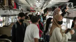 Sejumlah pemudik berada dalam kereta tujuan mereka di  Stasiun Pasar Senen, Jakarta, Selasa (26/4/2022). Sepekan menjelang Lebaran, lonjakan jumlah penumpang kereta api sudah mulai terlihat pada Selasa siang ini, dan diperkirakan akan terus bertambah hingga 30 April atau H-2 Idul Fitri. (Liputan6.com/Faizal Fanani)