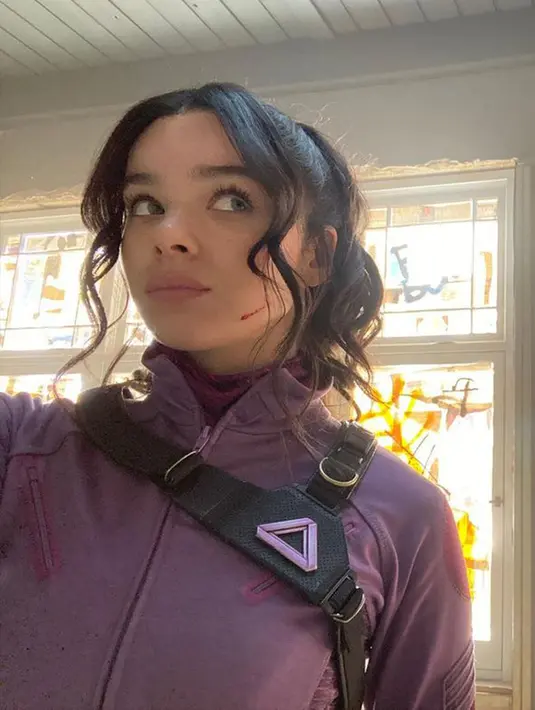 Hailee Steinfeld dalam balutan kostum karakter Kate Bishop, Avenger muda yang pandai memanah. Bukan hanya berperan dalam mengisi suara di film animasi Marvel, Hailee juga berperan sebagai Avenger muda di MCU.  (Instagram/@haileesteinfeld)