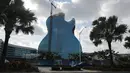 Suasana Hotel Hard Rock selama dibangun di Hollywood, Florida (24/5/2019). Hotel berbentuk gitar ini memiliki perairan seluas 13,5 hektare dengan kolam renang dan cabana, serta ruang permainan seluas 13.000 meter persegi. (AFP Photo/Joe Raedle)