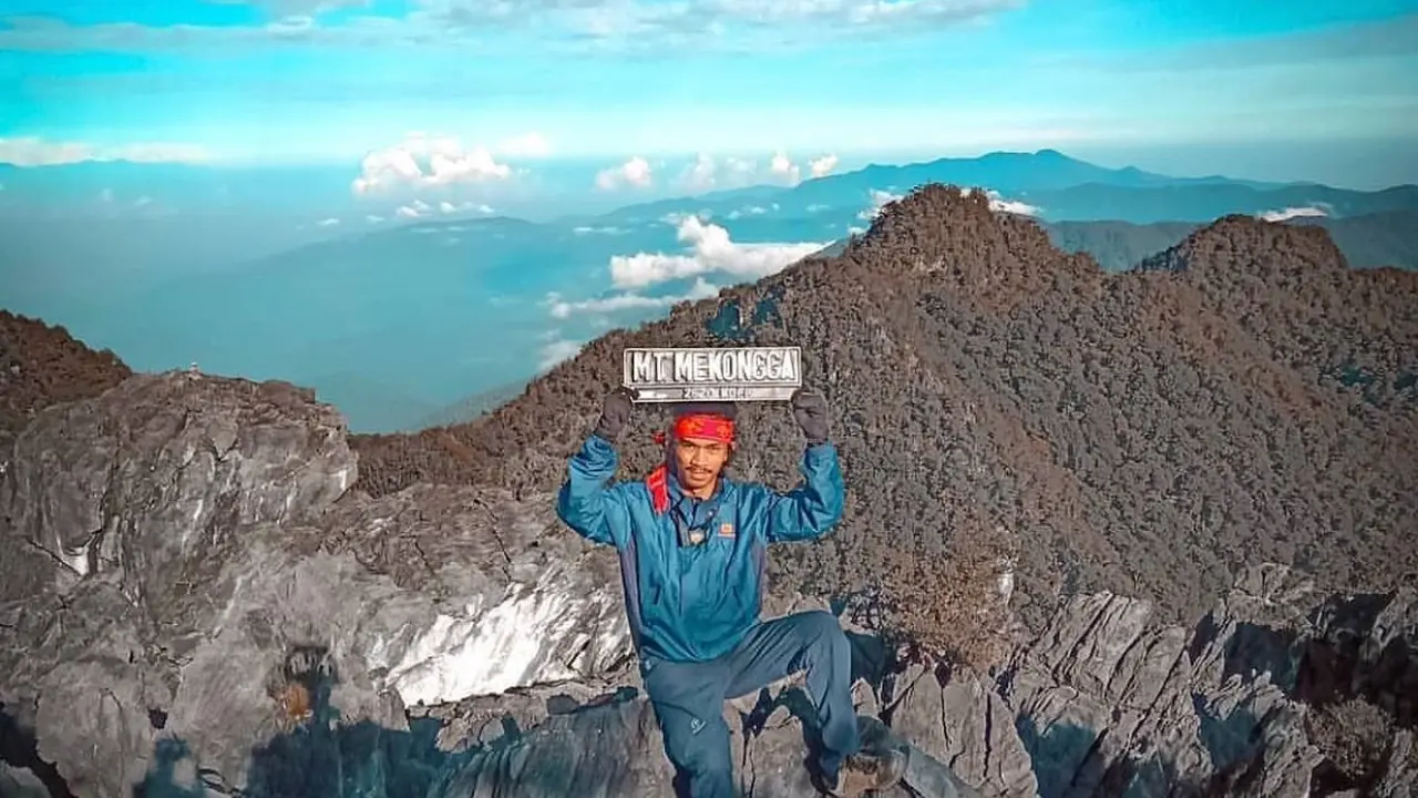 Seorang pendaki sedang menuju puncak Gunung Mekongga di Sulawesi Tenggara