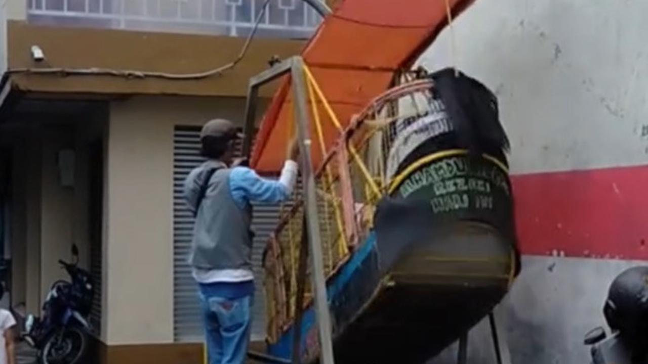 Viral Wahana Kora-Kora Keliling di Tengah Kampung, Pakai Tenaga Manusia Bikin Ngeri