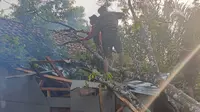 Detik-Detik Dapur Rumah Roboh Timpa Sekeluarga di Way Kanan