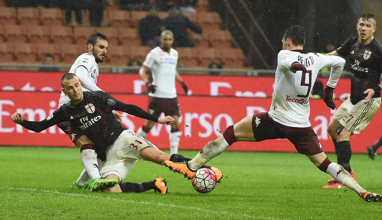 Pemain AC Milan, Luca Antonelli, saat mencetak gol ke gawang Torino pada laga lanjutan Serie A Italia di Stadion San Siro, Minggu (28/2/2016) dini hari WIB. (EPA/Daniele Mascolo)