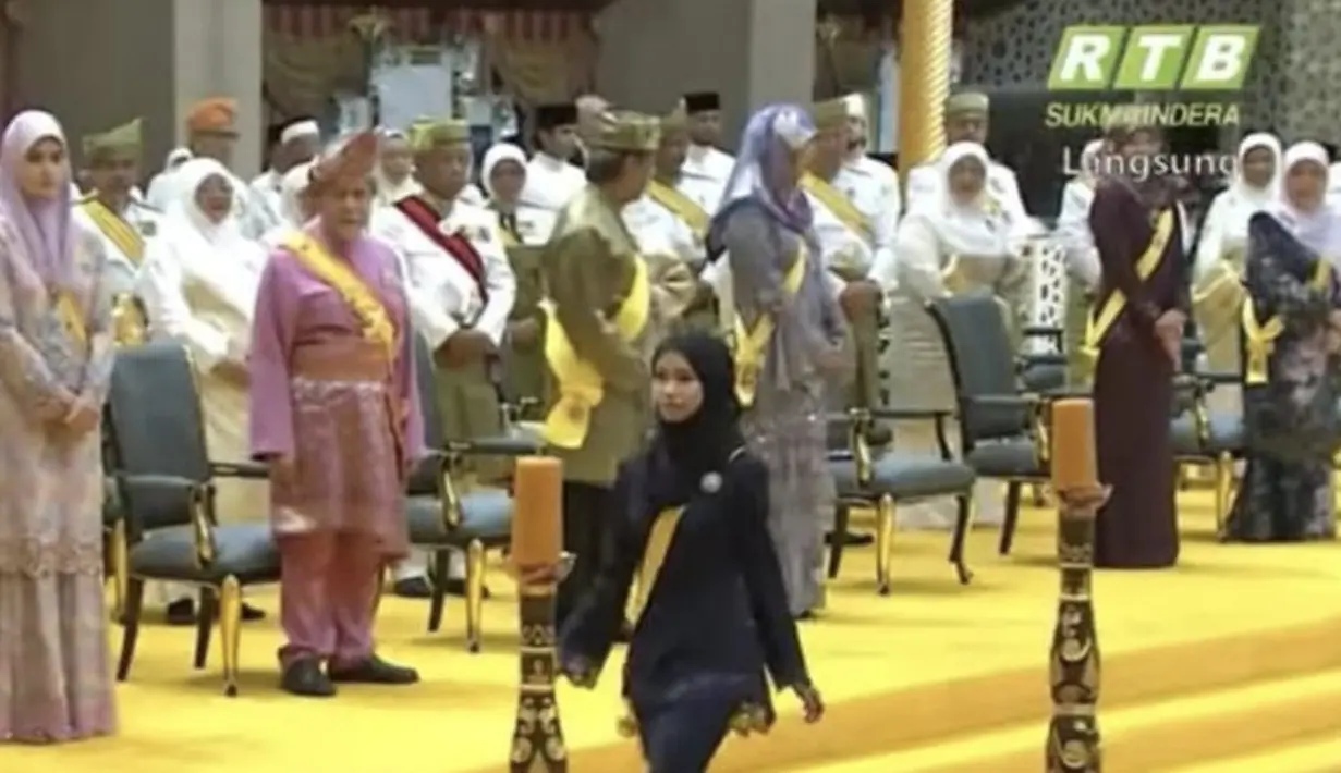 Memadukan tampilannya, ia tampak mengenakan sepatu tumit bernuansa silver yang hadirkan kesan modern.  [Foto: Instagram/ 𝑷. 𝑨𝑴𝑬𝑬𝑹𝑨𝑯 𝑾𝑨𝑹𝑫𝑨𝑻𝑼𝑳 𝑩𝑶𝑳𝑲𝑰𝑨𝑯]