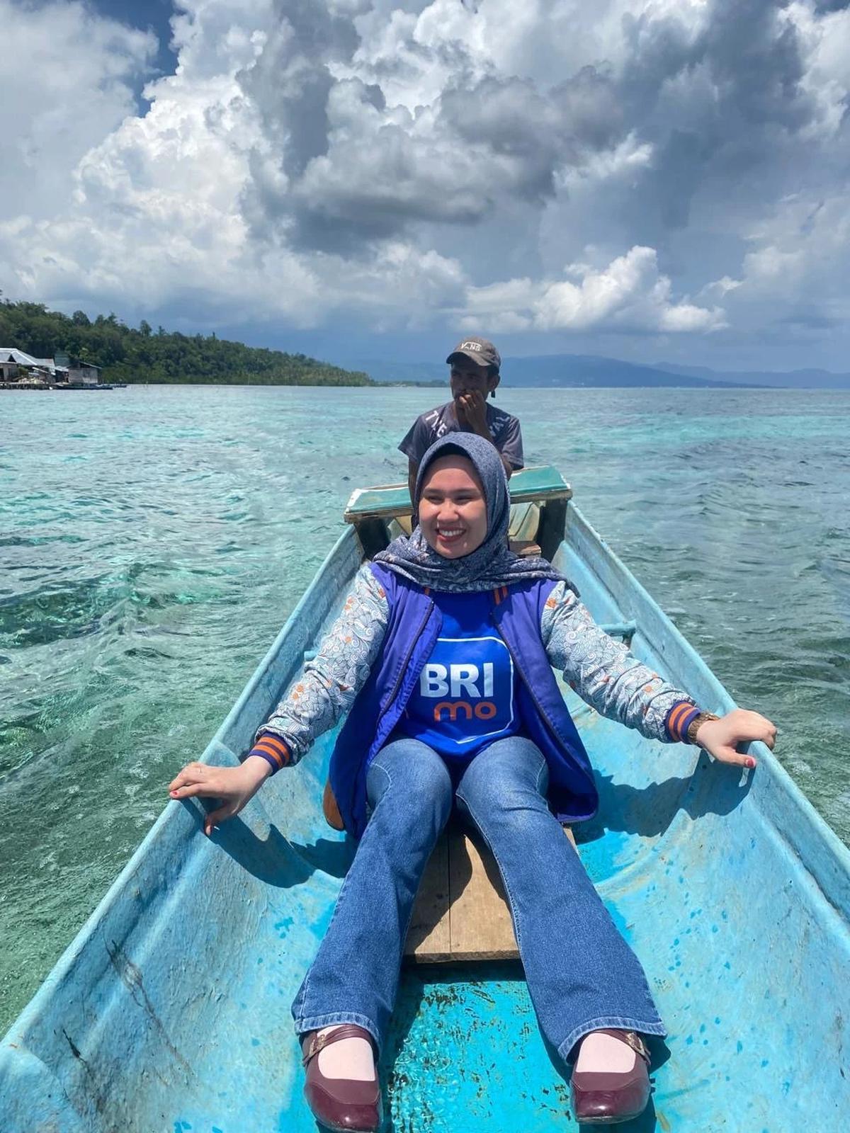 Dedikasi Mantri BRI di Banggai Kepulauan, Rela Menyeberangi Laut Demi Layani Masyarakat