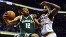 Pemain Milwaukee Bucks, Jabari Parker (kiri)  dihadang pemain  Cleveland Cavaliers, Tristan Thompson pada laga NBA di Quicken Loans Arena, Cleveland, (21/12/2016). Cavaliers menang 113-102. (Reuters/Ken Blaze-USA TODAY Sports)