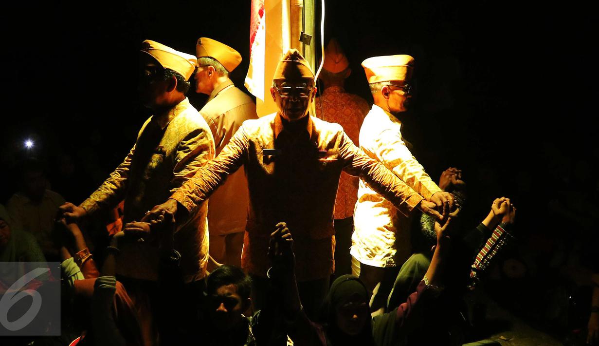 Sejumlah seniman menggelar pementasan teater keliling bertajuk “Sang saka” di Museum Naskah Proklamasi, Jakarta, Sabtu (29/10). Teater berkisah tentang tiga sahabat yang bertemu kembali untuk berpetualang mencari harta karun. (Liputan6.com/Angga Yuniar)