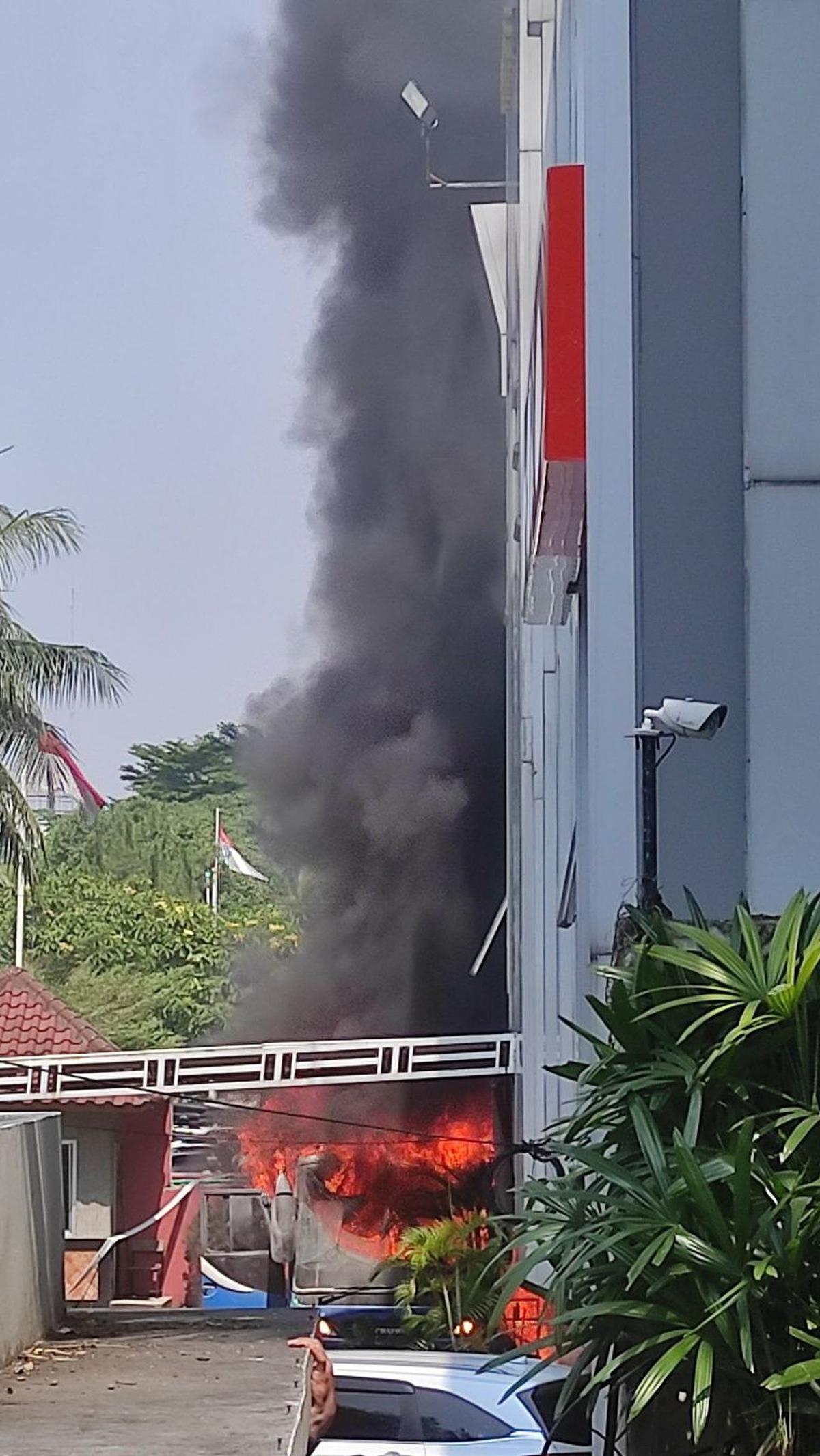 “Penyebab, diduga terjadi korsleting listrik dari mobil dan membakar mobil dan merambat ke Gedung Kampus F Trisakti,” kata Asril dalam keterangannya.
