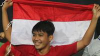 Gelandang Timnas Indonesia, Witan Sulaeman, merayakan gelar juara Piala AFF U-22 2019 setelah mengalahkan Thailand pada laga final di Stadion National Olympic, Phnom Penh, Selasa (26/2). Indonesia menang 2-1 atas Thailand. (Bola.com/Zulfirdaus Harahap)