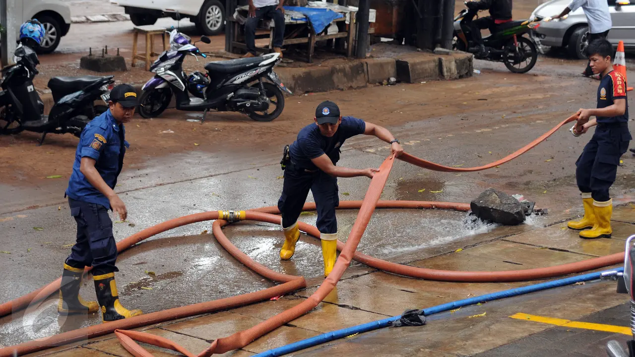 20160828-Petugas Damkar PB Berjibaku Keringkan Sisa Banjir Kemang-Jakarta