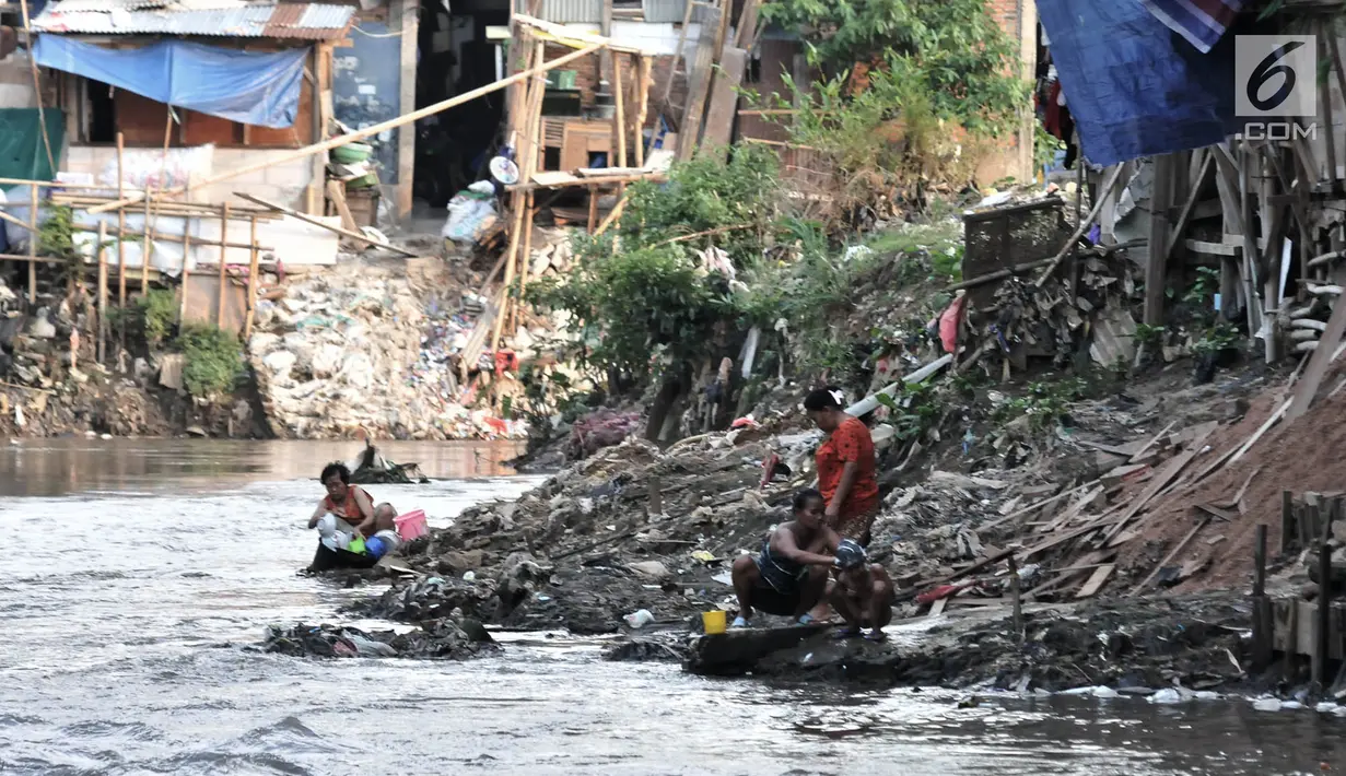 Warga memandikan anaknya di bantaran Kali Ciliwung, Jakarta, Senin (19/11). Saat ini, tercatat sekitar 500 ribu penduduk DKI Jakarta tidak memiliki akses sanitasi yang layak. (Merdeka.com/Iqbal Nugroho)