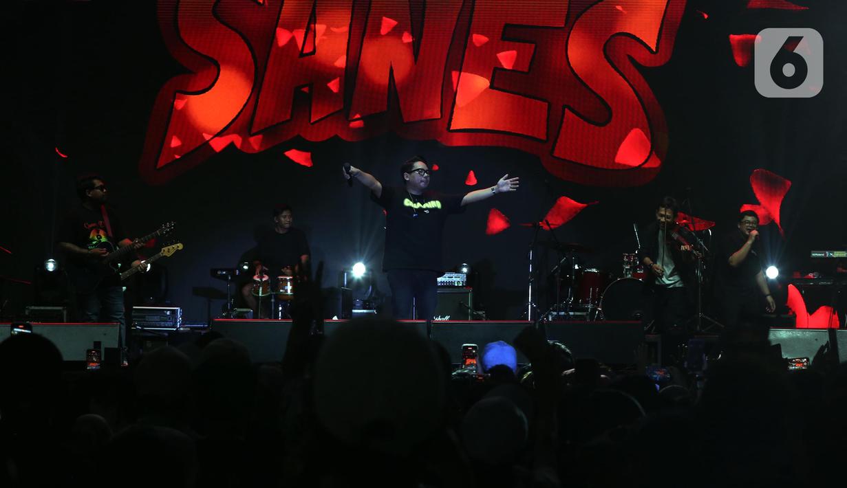 Ketika lagu Sebatas Teman dinyanyikan, penonton pun semakin larut dalam alunan musik khas Guyon Waton. (Liputan6.com/Helmi Fithriansyah)