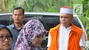 Gubernur nonaktif Aceh Irwandi Yusuf (kanan) saat tiba di Gedung KPK, Jakarta, Jumat (24/8). Irwandi Yusuf diperiksa sebagai saksi untuk tersangka T Syaiful Bahri. (Merdeka.com/Dwi Narwoko)