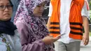Gubernur nonaktif Aceh Irwandi Yusuf (kanan) saat tiba di Gedung KPK, Jakarta, Jumat (24/8). Irwandi Yusuf diperiksa sebagai saksi untuk tersangka T Syaiful Bahri. (Merdeka.com/Dwi Narwoko)
