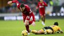 Pemain Liverpool, Andrew Robertson (kiri) berusaha melewati pemain Wolverhampton, Hwang Hee-chan pada laga pekan ke-22 Liga Inggris 2022/2023 di Molineux Stadium, Sabtu (04/02/2023). Liverpool kalah dengan skor 0-3 dari Wolves. (AP via PA/Tim Goode)