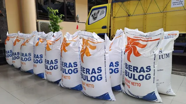 Kepolisian Daerah Banten (Polda Banten) mengamankan sebanyak 350 ton beras milik Perum Bulog yang diduga dioplos. (Siti Ayu Rachma/Merdeka.com)