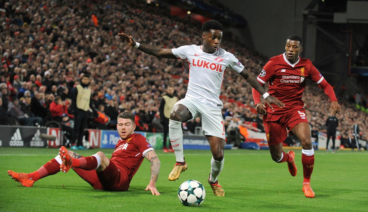 Pemain Spartak Moscow, Quincy Promes berebut bola dengan pemain Liverpool, Alberto Moreno pada matchday terakhir Grup E Liga Champions di Stadion Anfield, Kamis (7/12). Liverpool menang 7-0 dan lolos ke babak 16 besar. (AP/Rui Vieira)