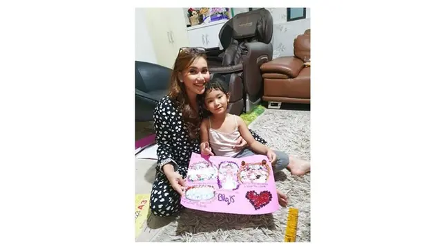 Ayu Ting Ting dan Bilqis mengerjakan tugas bersama-sama, karyanya terlihat bagus.
