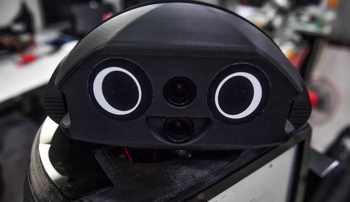 Bentuk robot medis yang dimodifikasi untuk memeriksa pasien virus corona COVID-19 di Regional Center of Robotics Technology, Chulalongkorn University, Bangkok, Thailand, Rabu (18/3/2020). Rumah sakit Thailand mengerahkan robot ‘Ninja’ untuk membantu memerangi COVID-19. (LILLIAN SUWANRUMPHA/AFP)
