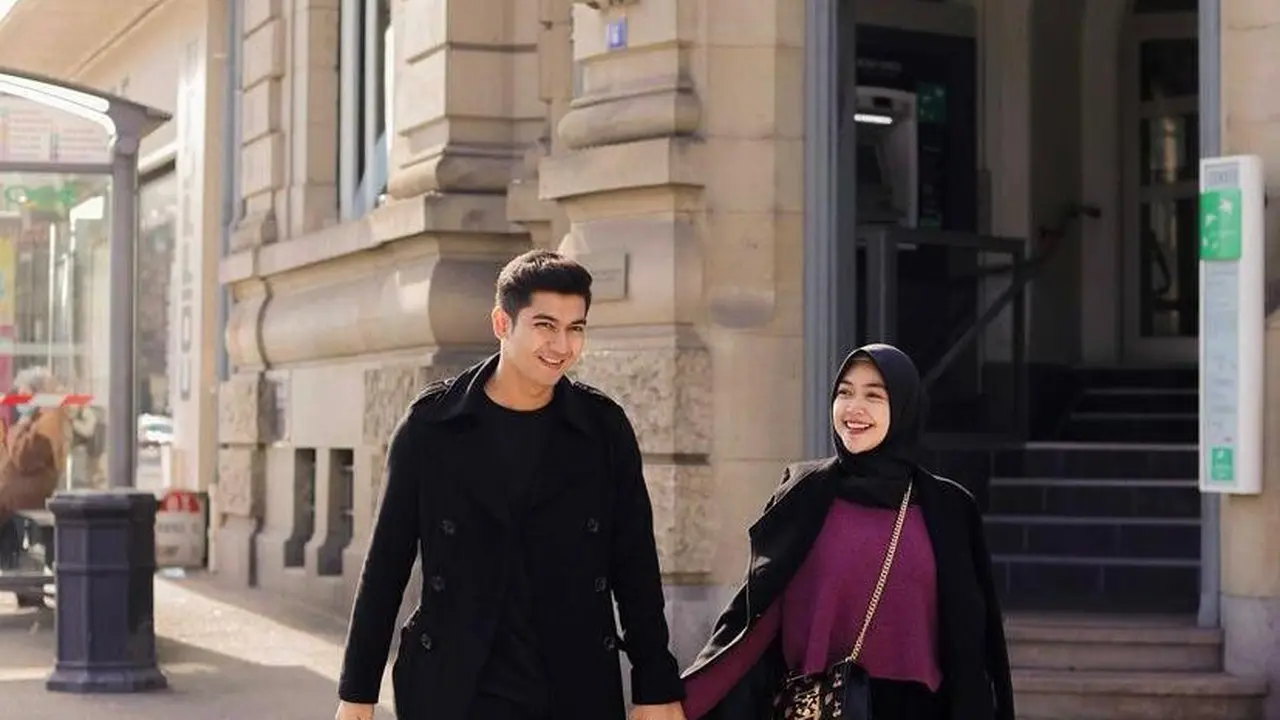 8 Gaya Stylish Ria Ricis Saat Honeymoon di Eropa, Tampil Serasi Bareng Suami